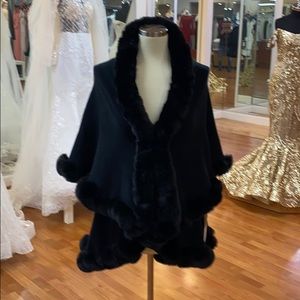 ✔️ Black cape or shawl